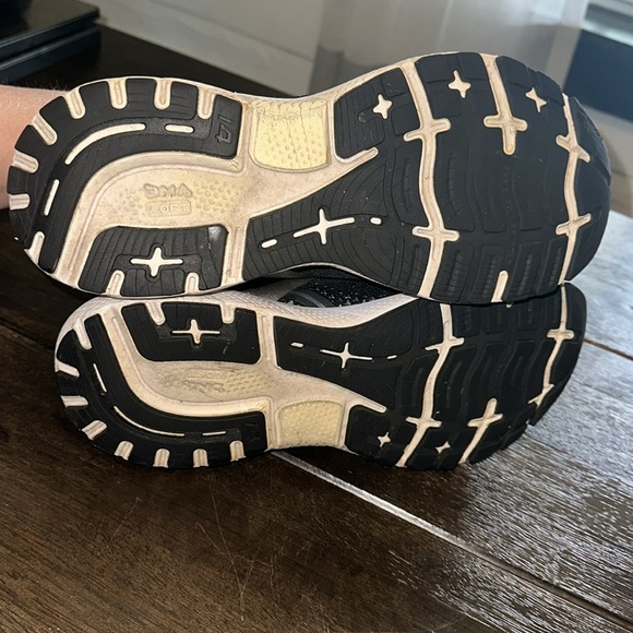 Brooks Ghost 14 Sneaker Size 10B Black & White - Picture 7 of 8